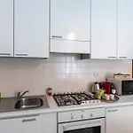 Guesthost - Bright In Center Appartement