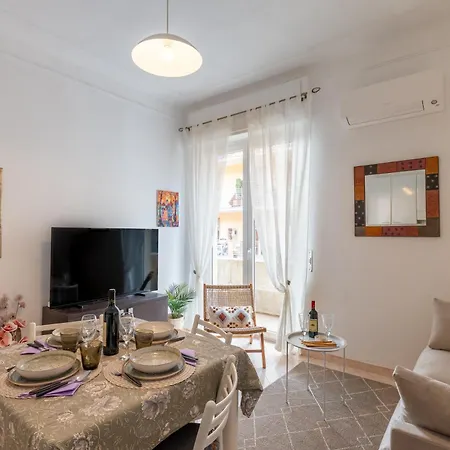 Guesthost - Bright In Center *