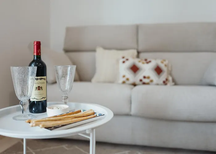 Guesthost - Bright In Center *